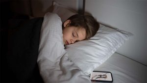 Kebiasaan Buruk Taruh Hp Di Bawah Bantal