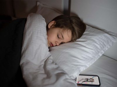 Kebiasaan Buruk Taruh Hp Di Bawah Bantal