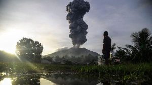 Gunung Ibu Di Maluku Utara Erupsi Siang Ini