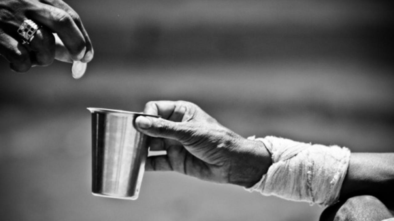 Pendapatan Pengemis Ini Bikin Syok: Gaji Kantoran Lewat!