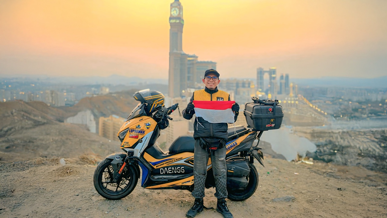 Om Daeng Touring 12 Negara 7 Bulan Naik XMAX, Haru di Kakbah