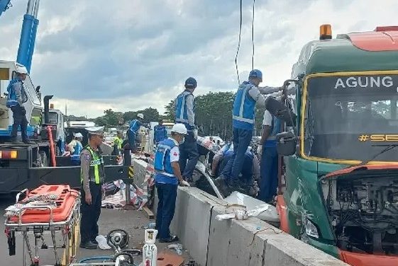 Truk Jatuh Muatan, Kecelakaan Maut di Tol Batang–Semarang