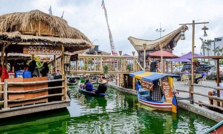 Blusukan Ke Ratchaburi: Dari Serunya Pasar Apung Ke Gua Cantik