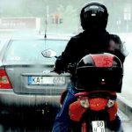 Lawan Jalan Licin: Trik Aman Berkendara Saat Hujan