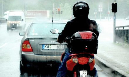 Lawan Jalan Licin: Trik Aman Berkendara Saat Hujan