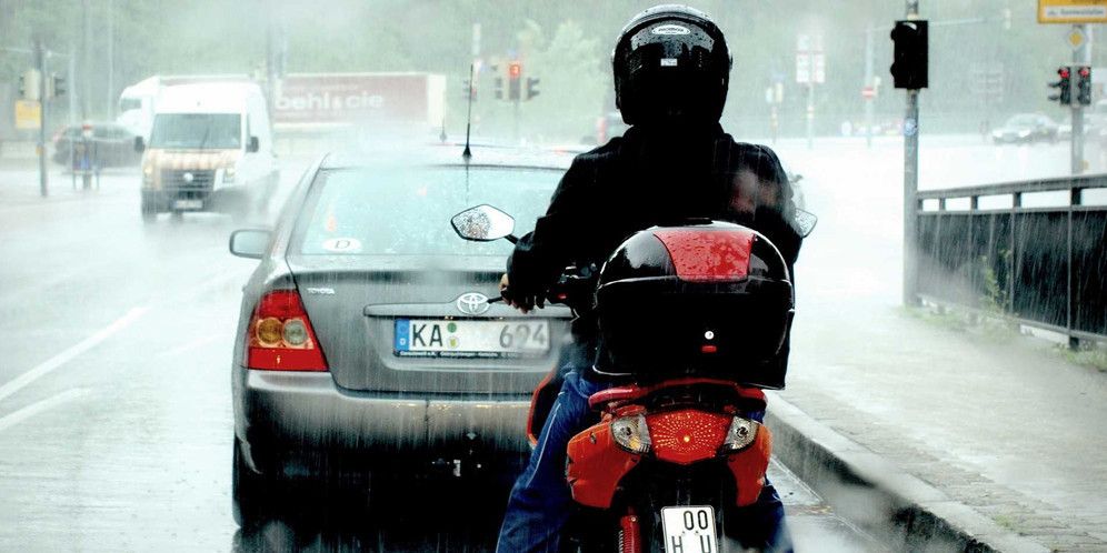 Lawan Jalan Licin: Trik Aman Berkendara Saat Hujan