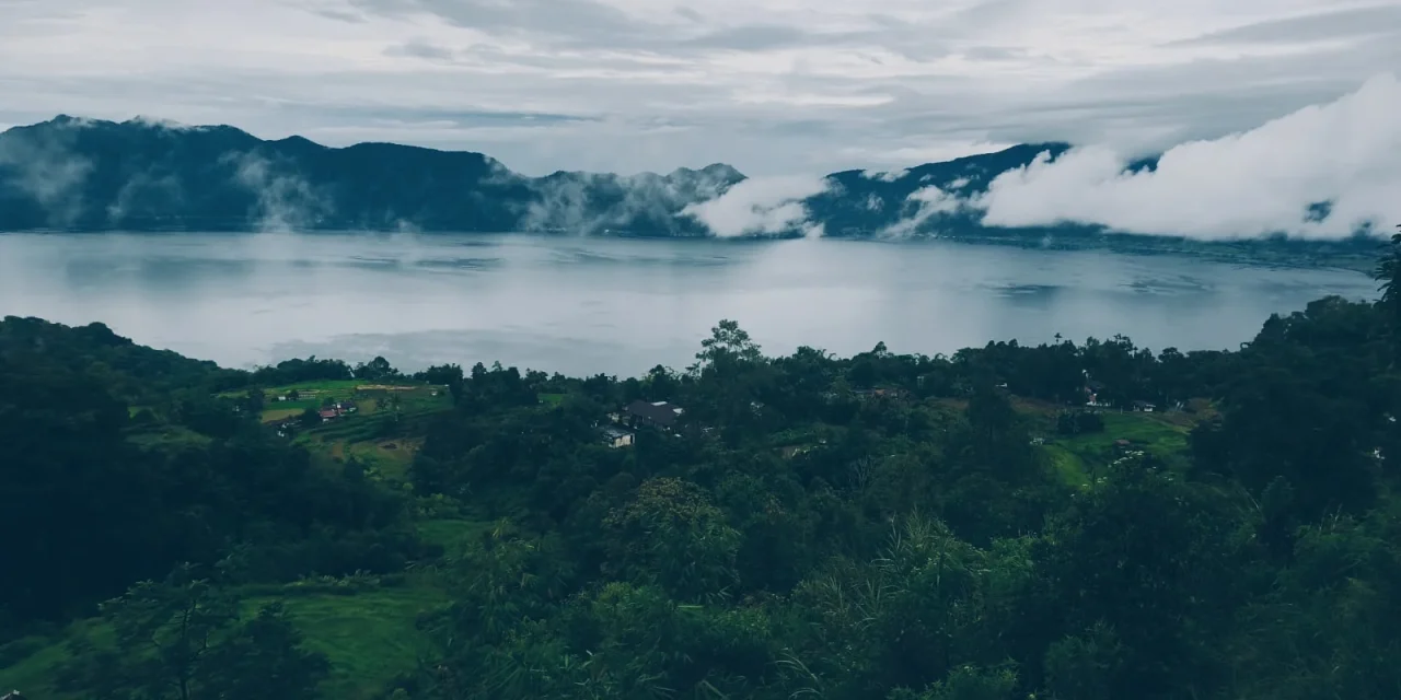 Trik Nikmati Vibes Tenang & Estetik Di Danau Maninjau