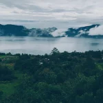 Trik Nikmati Vibes Tenang & Estetik Di Danau Maninjau