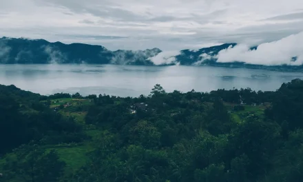 Trik Nikmati Vibes Tenang & Estetik Di Danau Maninjau
