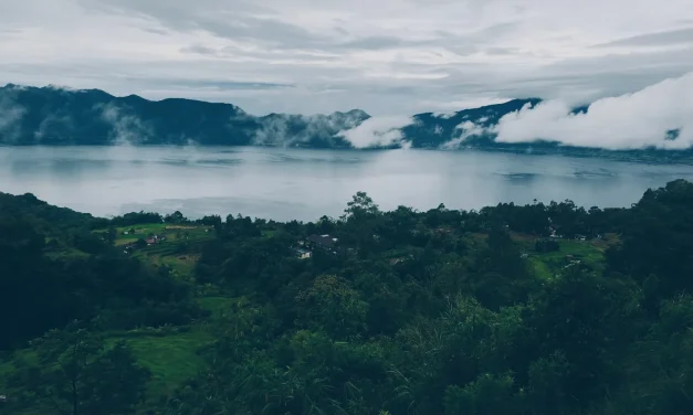 Trik Nikmati Vibes Tenang & Estetik Di Danau Maninjau