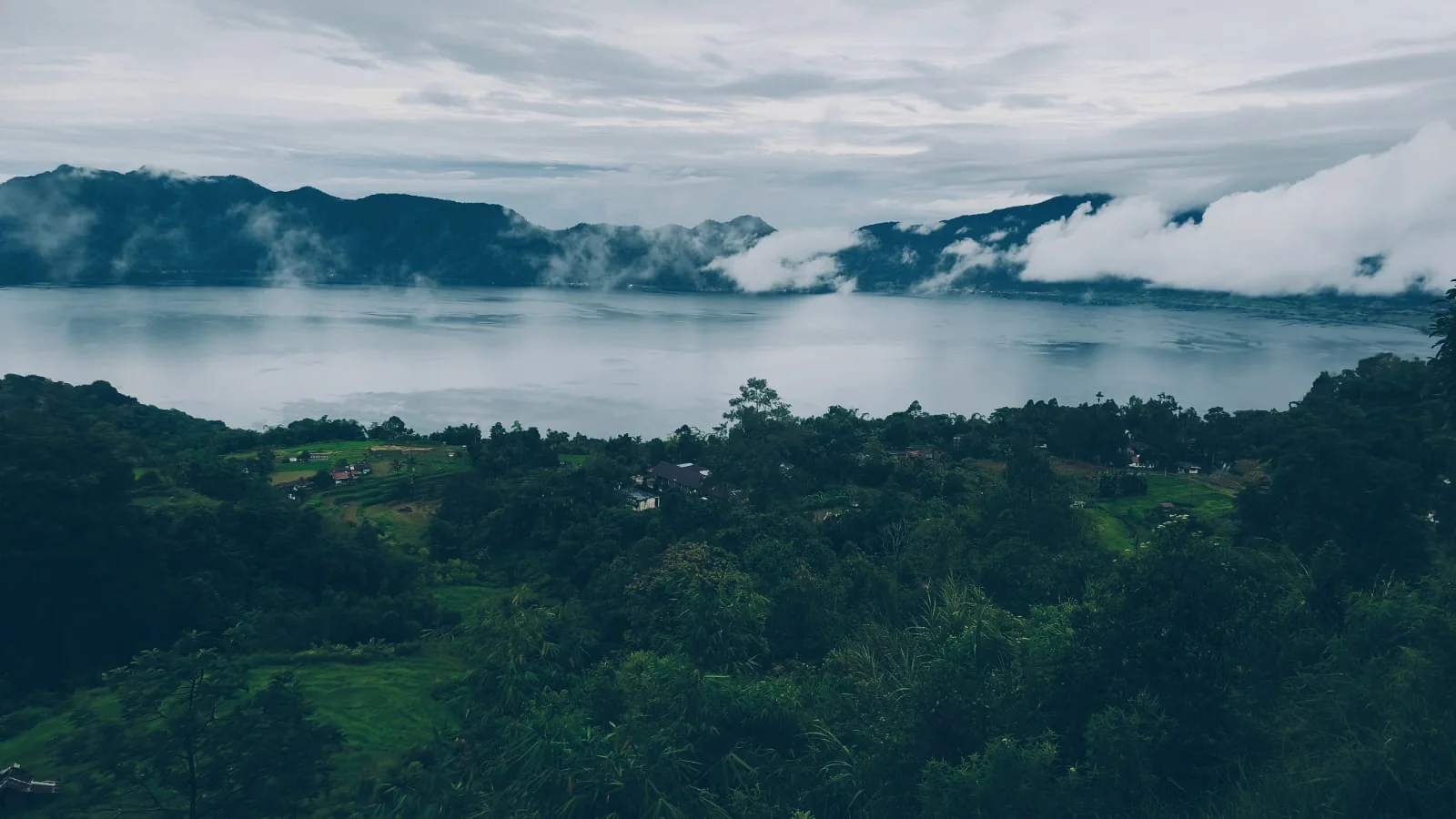 Trik Nikmati Vibes Tenang & Estetik Di Danau Maninjau
