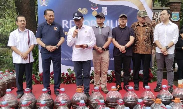 Aksi Guyur Ecoenzyme ke Sungai Cisadane Di Proyeksi Ahli