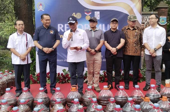 Aksi Guyur Ecoenzyme ke Sungai Cisadane Di Proyeksi Ahli