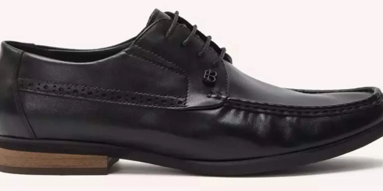 Sepatu Bau Apek? Coba Cara Praktis Ini!