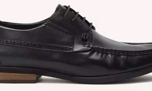 Sepatu Bau Apek? Coba Cara Praktis Ini!