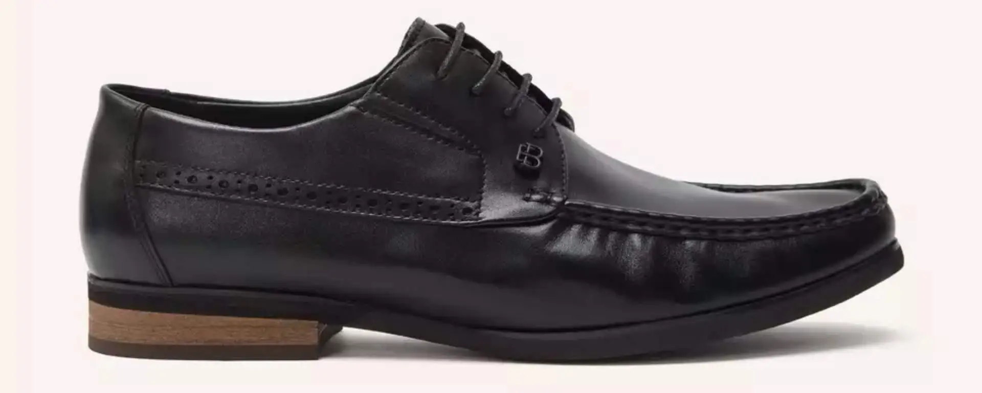 Sepatu Bau Apek? Coba Cara Praktis Ini!