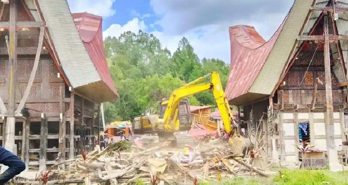 300 Tahun Berdiri, Tongkonan Toraja Di Bongkar