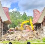 300 Tahun Berdiri, Tongkonan Toraja Di Bongkar