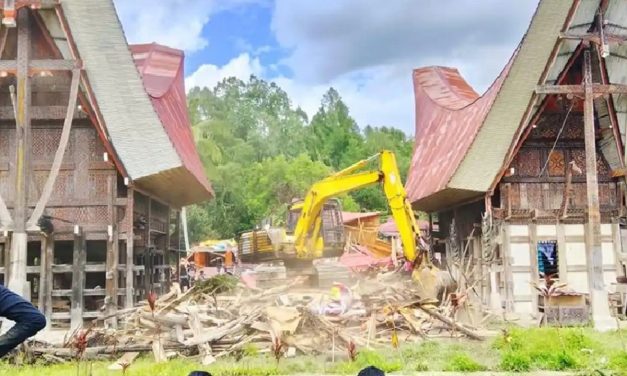300 Tahun Berdiri, Tongkonan Toraja Di Bongkar